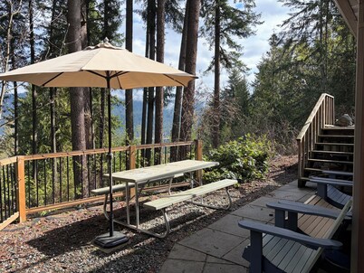 Blind Bay Chalet with lake views, privacy, sauna, hikes, golf, 5 mins to beach