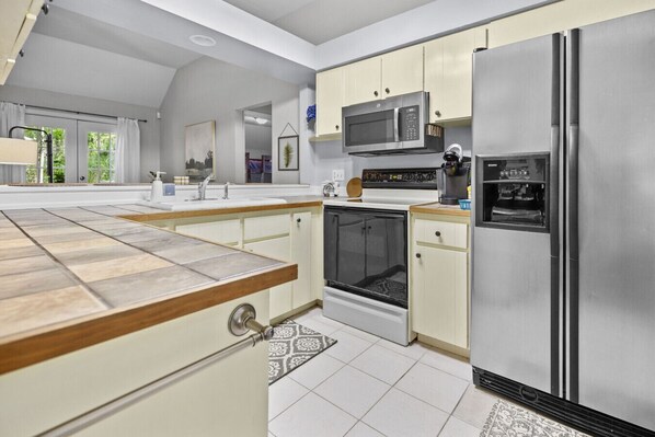 Refrigerador, microondas, horno y parrilla de estufa 