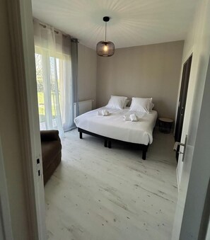 5 bedrooms, desk, iron/ironing board, free WiFi