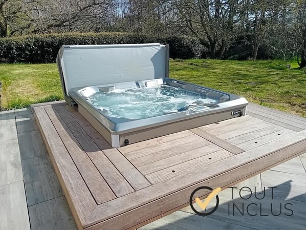 Outdoor spa tub - Ker Izel - Large, peaceful house with spa (Le Conquet)