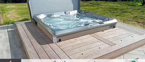 Banyera d'hidromassatge a l'aire lliure