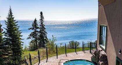 Queen bedroom w/pool & hot tub