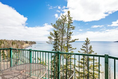 Queen bedroom w/pool & hot tub