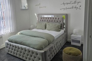 1 habitación, tabla de planchar con plancha, wifi y ropa de cama