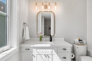 Een haardroger, handdoeken, zeep, shampoo