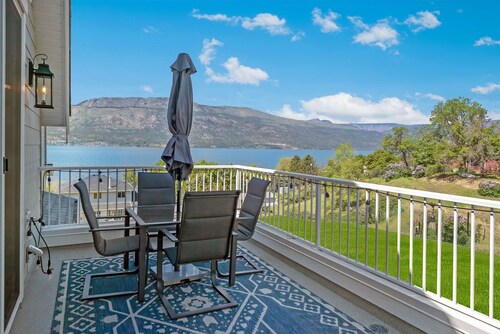 Brand new 2-bed 2-bath suite, 1-min walk to beach