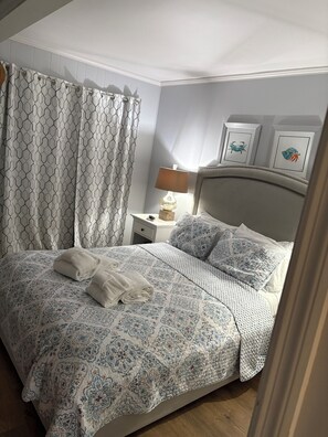 1 habitación, tabla de planchar con plancha y cuna de viaje