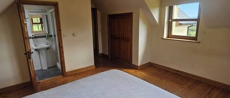 4 habitaciones, tabla de planchar con plancha, wifi y ropa de cama