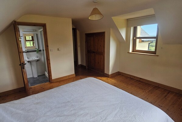 4 habitaciones, tabla de planchar con plancha, wifi y ropa de cama 