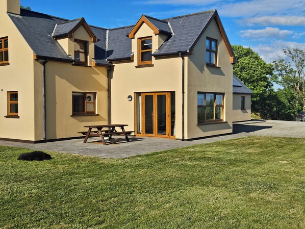 Exterior - Beacon View House, 4-Beds, Sleeps 8, Parking (Skibbereen, County Cork)