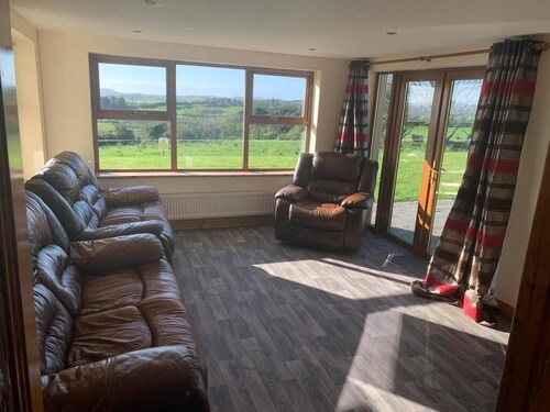 Beacon View House, 4-Beds, Sleeps 8, Parking