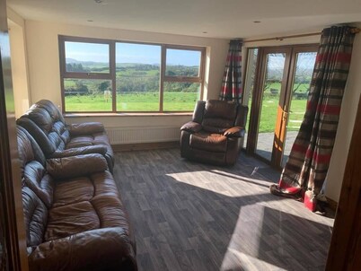 Beacon View House, 4-Beds, Sleeps 8, Parking