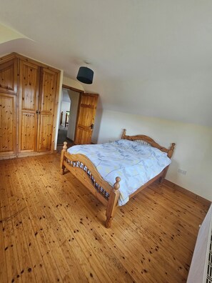 4 sovrum, strykjärn/strykbräda, wi-fi och sängkläder