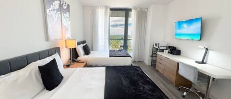 Schreibtisch, Bügeleisen/Bügelbrett, Reisekinderbett, WLAN