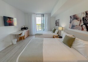 Skrivebord, strykejern/-brett, reiseseng for barn og wi-fi