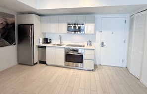 Kühlschrank, Mikrowelle, Wasserkocher mit Kaffee-/Teezubehör