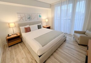 1 habitación, escritorio, tabla de planchar con plancha y cuna de viaje 