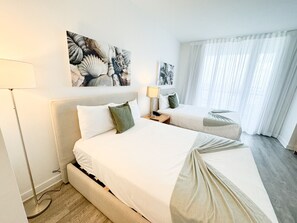 Schreibtisch, Bügeleisen/Bügelbrett, Reisekinderbett, WLAN