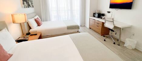 Schreibtisch, Bügeleisen/Bügelbrett, Reisekinderbett, WLAN