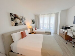 Una scrivania, ferro/asse da stiro, culla da viaggio, Wi-Fi