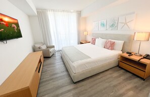 1 slaapkamer, een bureau, een strijkplank/strijkijzer, reisbedje