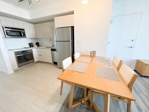 Een koelkast, een magnetron, een oven, een vaatwasser