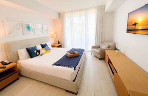 1 habitación, escritorio, tabla de planchar con plancha y cuna de viaje 