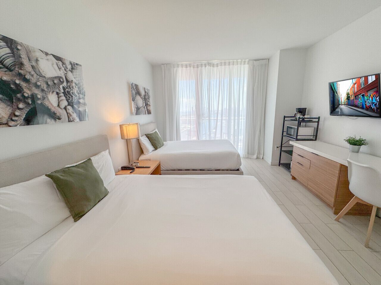 Bureau, fer et planche à repasser, lit parapluie, Wi-Fi