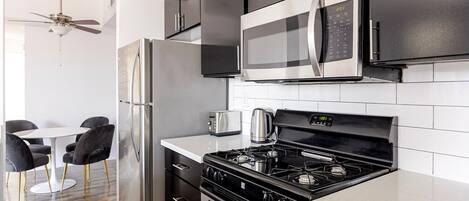 Refrigerador, microondas, horno y lavavajillas