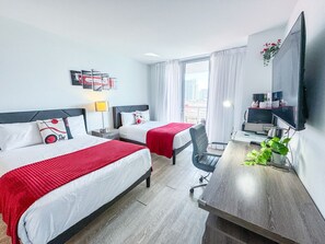 Desk, iron/ironing board, travel cot, WiFi - Beautiful studio @ Beachwalk (Hallandale Beach)