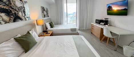 Bureau, fer et planche à repasser, lit de bébé portatif, Wi-Fi