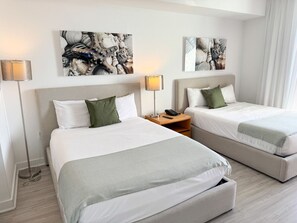 Schreibtisch, Bügeleisen/Bügelbrett, Reisekinderbett, WLAN