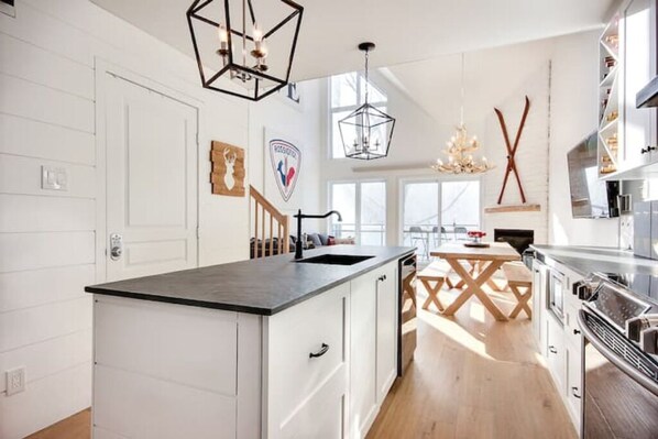 Mikrowelle, Ofen, Herdplatte, Geschirrspüler