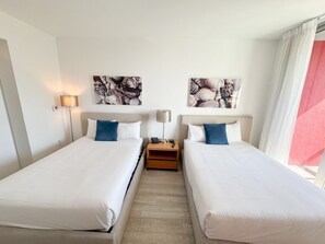 Työpöytä, silitysrauta/-lauta, vauvan matkasänky, Wi-Fi