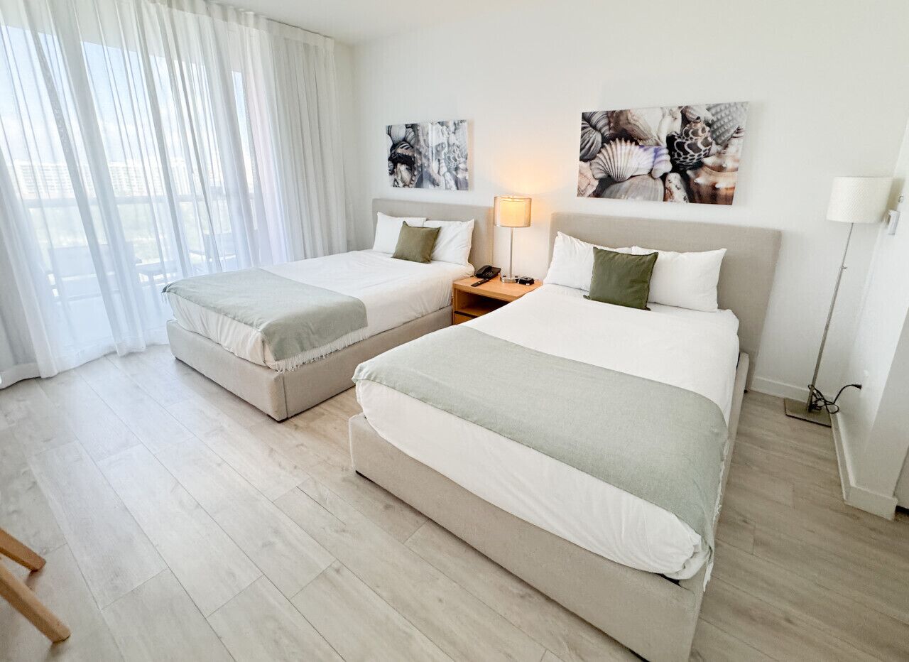 Escritorio, tabla de planchar con plancha, cuna de viaje y wifi 