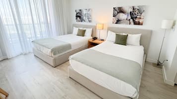 Escritorio, tabla de planchar con plancha, cuna de viaje y wifi