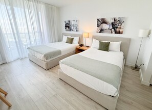 Een bureau, een strijkplank/strijkijzer, reisbedje, wifi