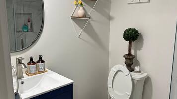 淋浴设施、吹风机、毛巾、肥皂