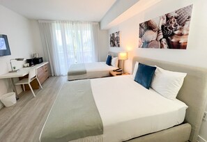 Desk, iron/ironing board, travel cot, WiFi - Beautiful studio at Beachwalk (Hallandale Beach)