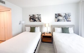 Desk, iron/ironing board, travel crib, WiFi - Studio at Beachwalk Resort (Hallandale Beach)