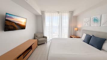 1 habitación, escritorio, tabla de planchar con plancha y cuna de viaje