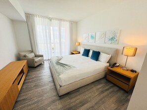 1 habitación, escritorio, tabla de planchar con plancha y cuna de viaje 