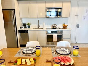 Kühlschrank, Mikrowelle, Ofen, Geschirrspüler