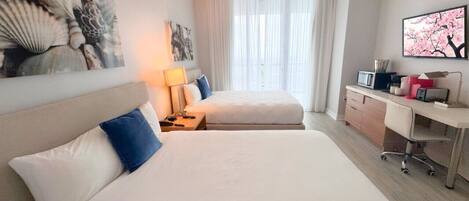 Bureau, fer et planche à repasser, lit parapluie, Wi-Fi