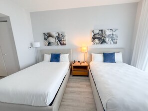 Schreibtisch, Bügeleisen/Bügelbrett, Reisekinderbett, WLAN