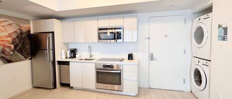 Refrigerador, microondas, horno, lavavajillas