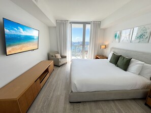 1 chambre, bureau, fer et planche à repasser, lit parapluie