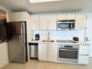 Geladeira, micro-ondas, fogão, lava-louças