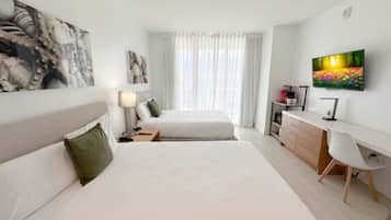 Escritorio, tabla de planchar con plancha, cuna de viaje y wifi