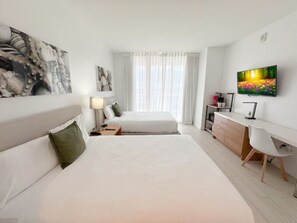 Schreibtisch, Bügeleisen/Bügelbrett, Reisekinderbett, WLAN